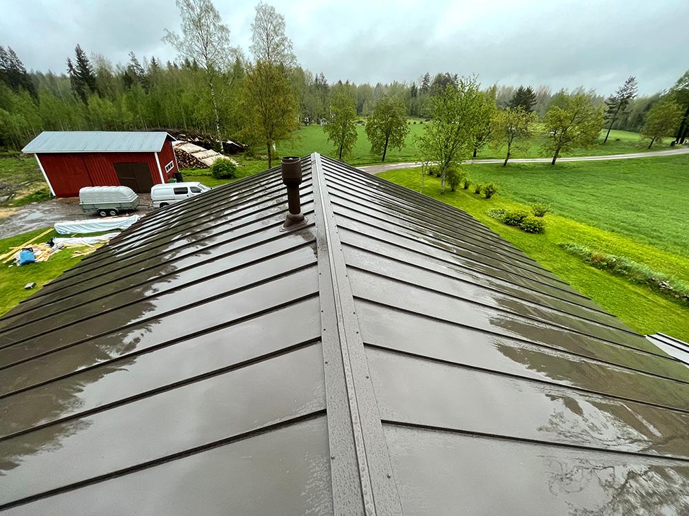 katto sateen jälkeen valmiina