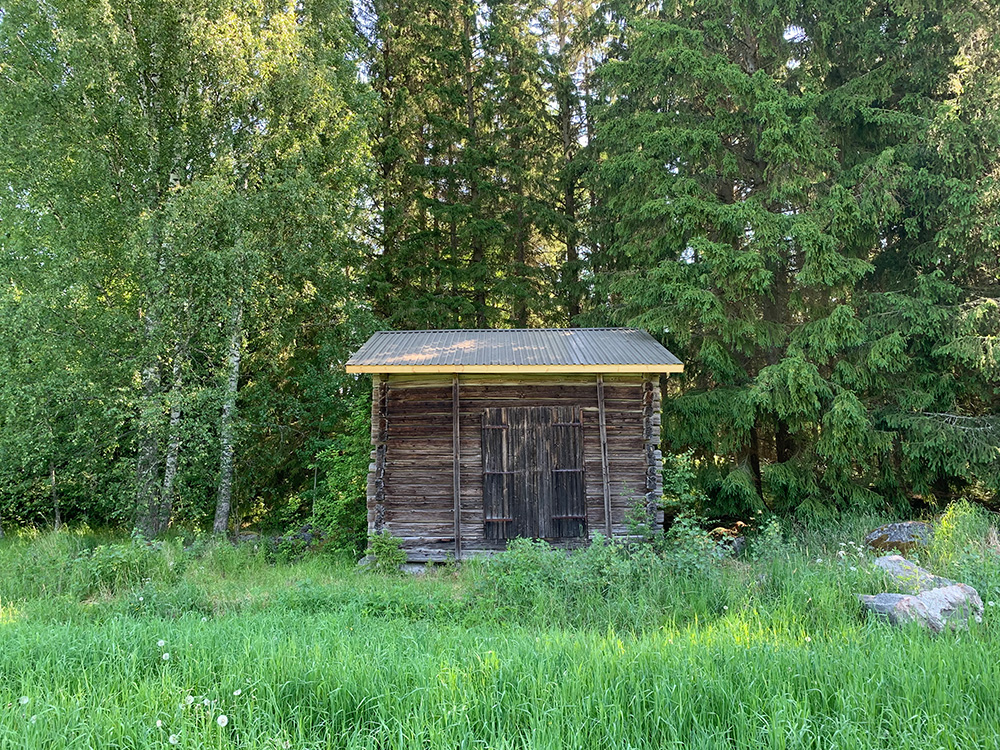 vanhan mökin uusi katto