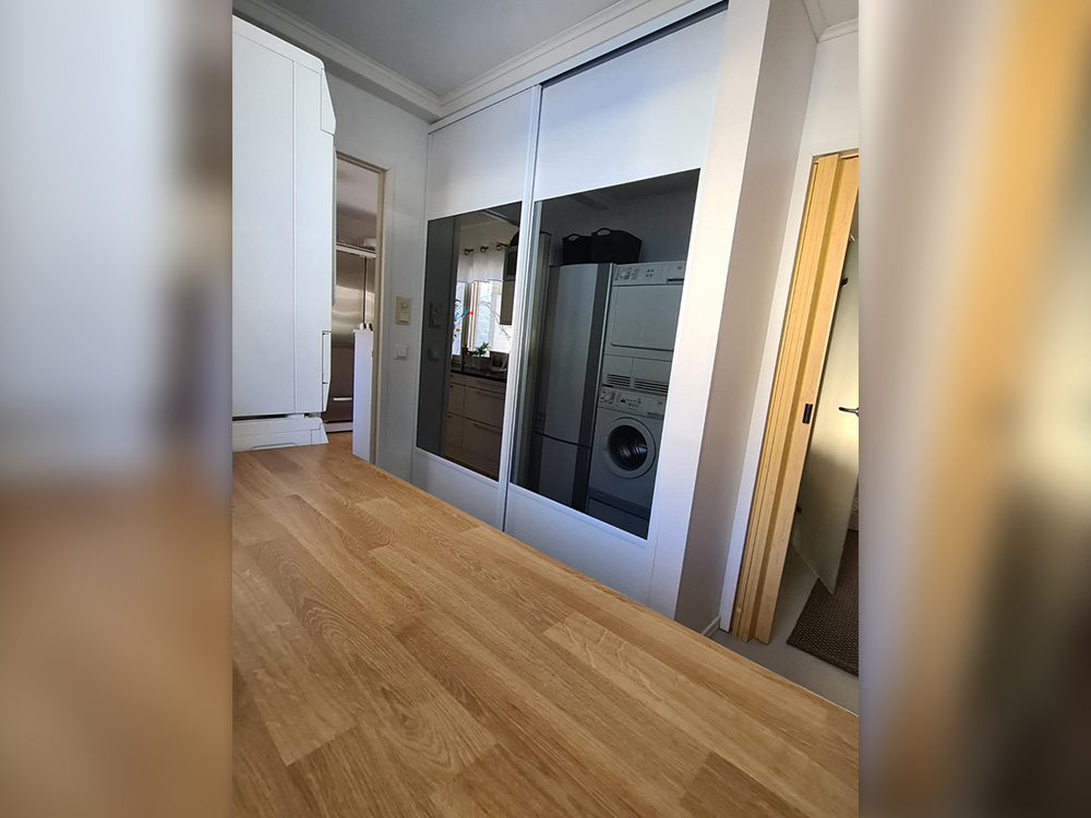 piilotetut pesukoneet lasikaapin takana