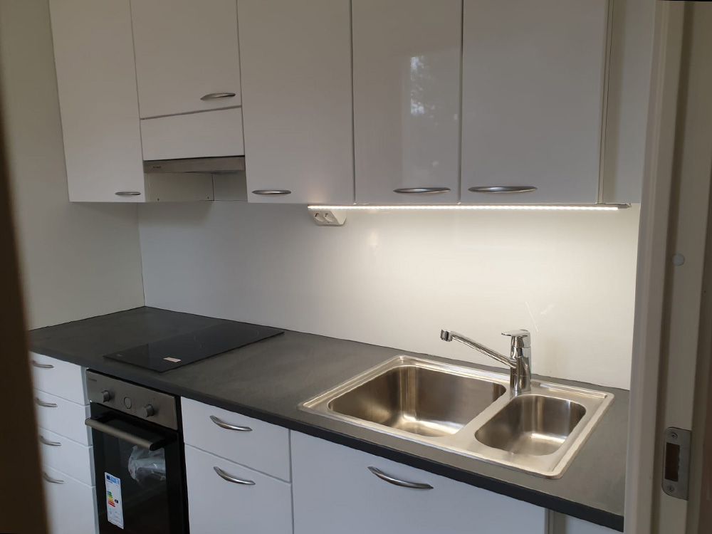 moderni keittiö kompaktimpaan tilaan