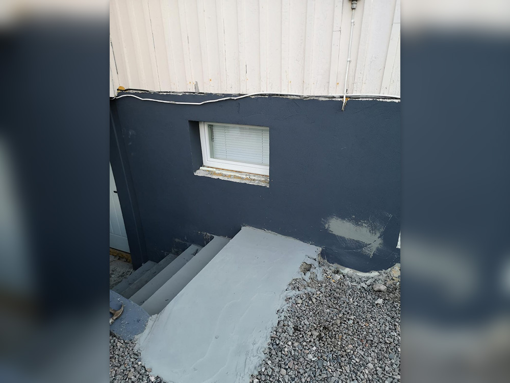 uusi pinta kellarin sisäänkäynnille