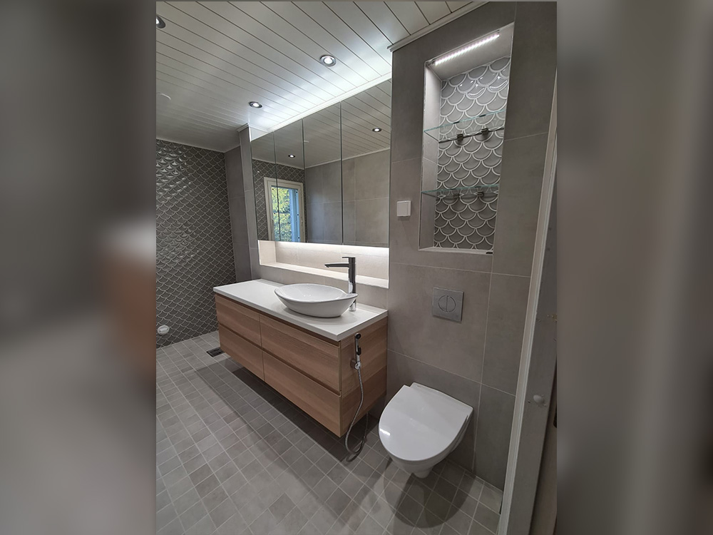 vaalean harmaa suihkuhuone