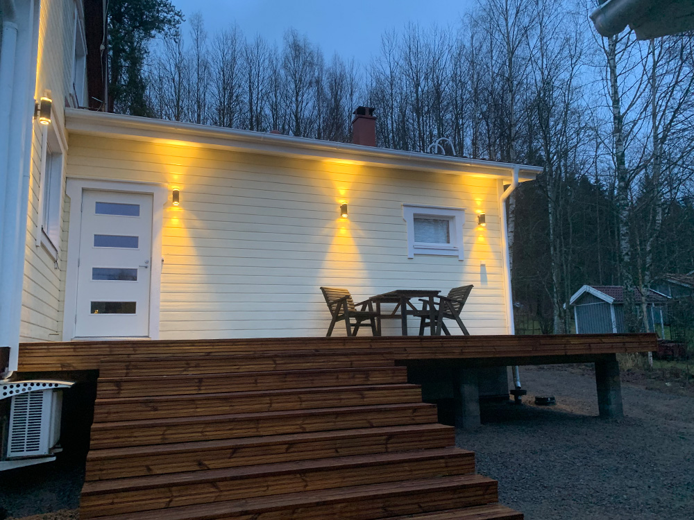 terassi illalla edestäpäin kuvattuna