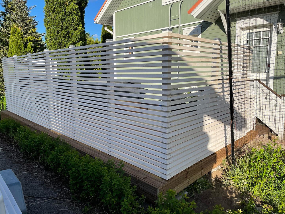 takapihan pieni terassi ulkoatapäin